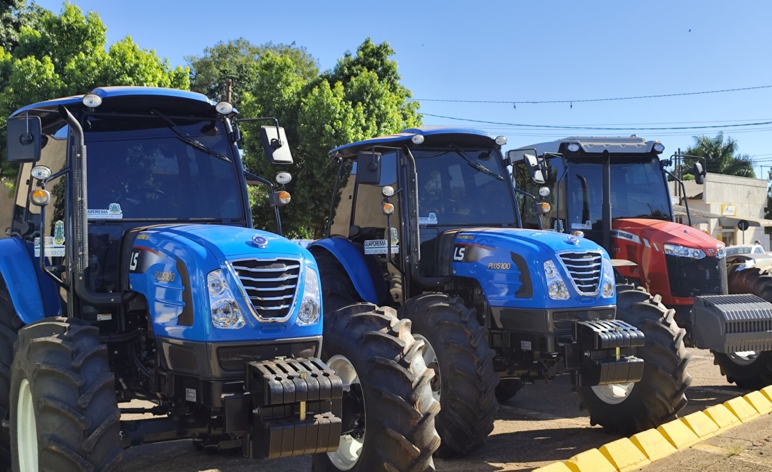 Prefeitura realiza cerimônia de entrega de veículos para Agricultura  e Saúde