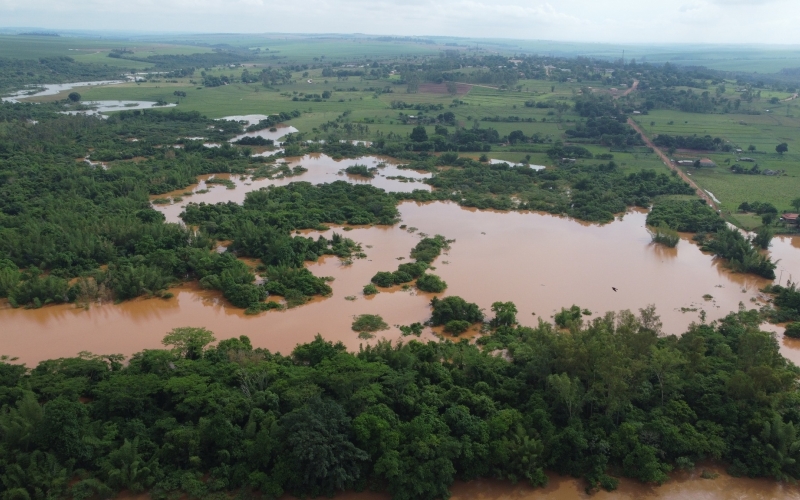 Com grande volume de chuvas, Rio Ivaí sobe 13 metros e defesa civil do município em alerta.