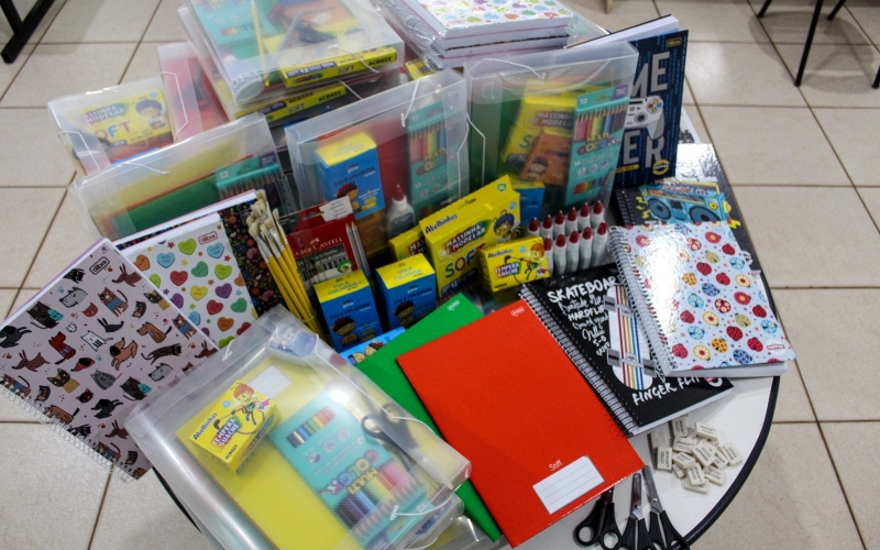 Prefeitura distribui material escolar para alunos em situação de Vulnerabilidade Social.