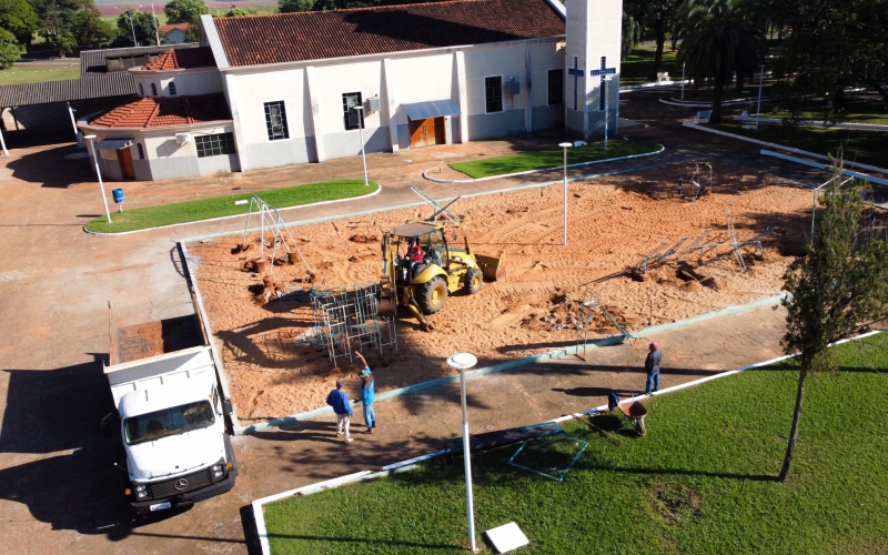 Começa a reforma no Parque infantil