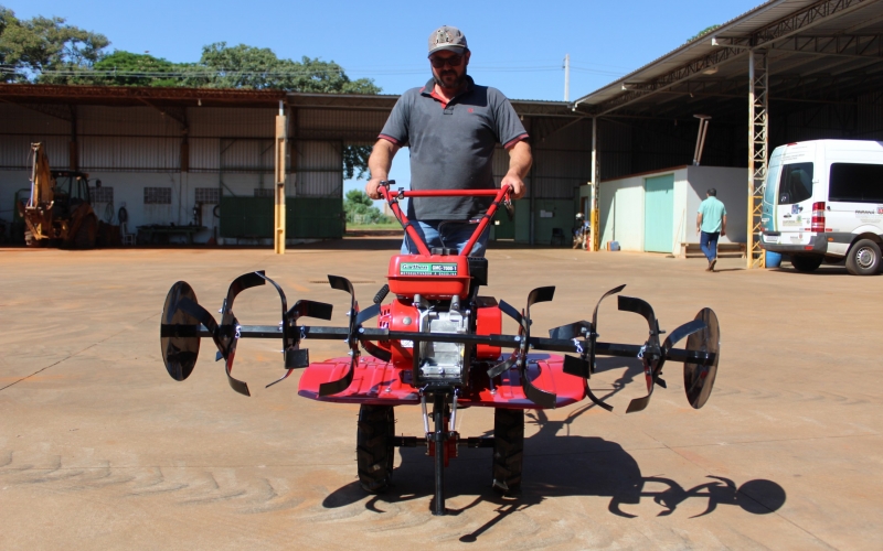 Prefeitura Entrega Insumos e Equipamentos agrícolas para pequenos agricultores.